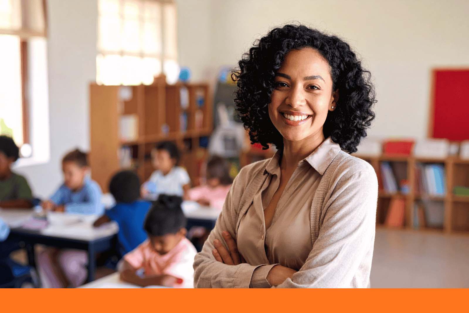 Ambiente administrativo de escola estadual de Minas Gerais com material escolar e equipamentos de informática, representando fornecimento via SGD pela MarqueSys
