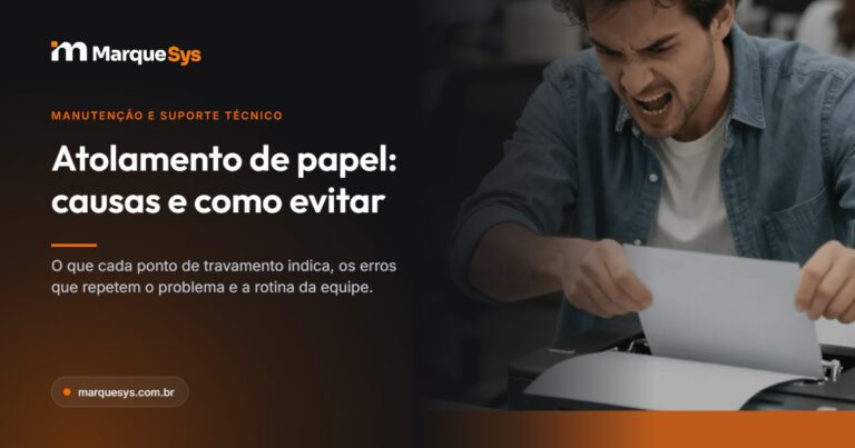 Funcionário retirando papel atolado de uma impressora no escritório