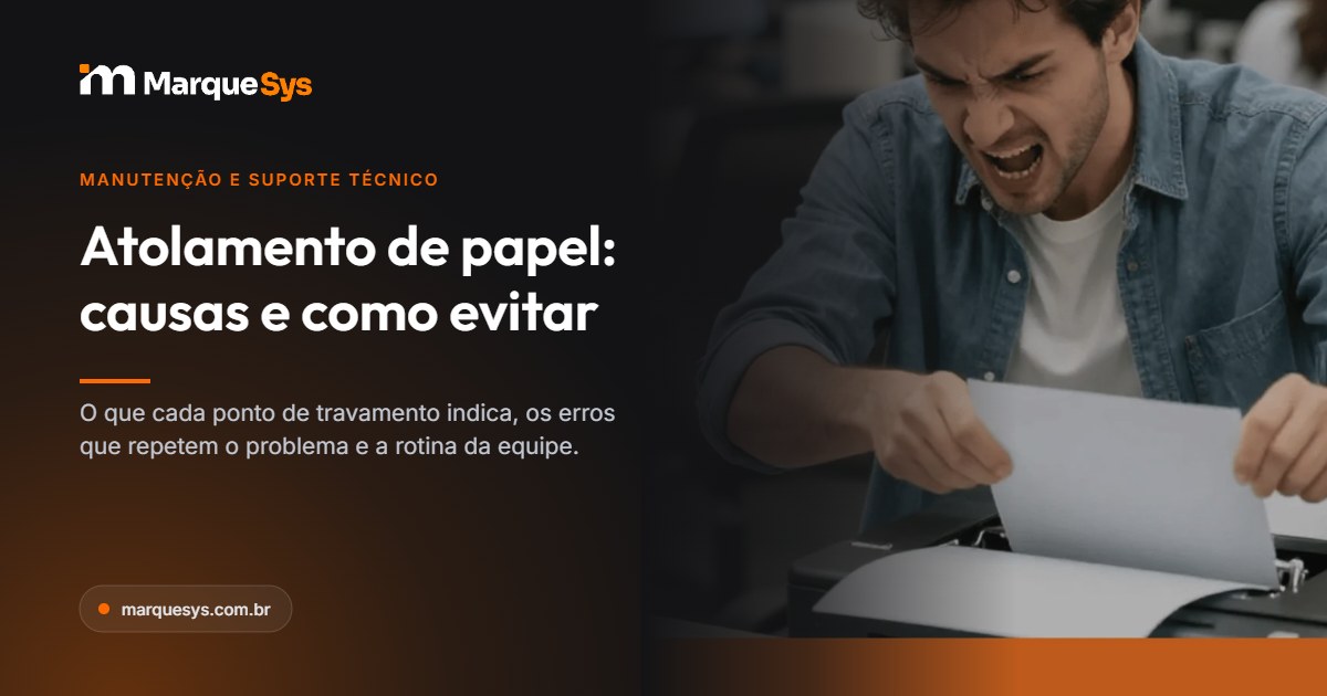 Funcionário retirando papel atolado de uma impressora no escritório