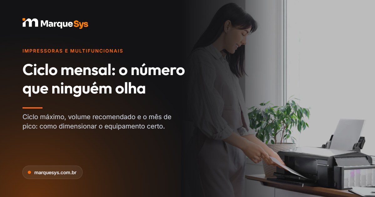 Multifuncional corporativa imprimindo em escritório, ilustrando o ciclo mensal recomendado do equipamento