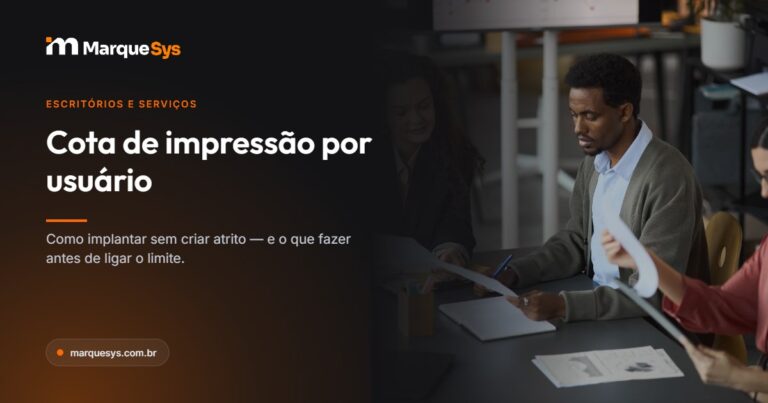 Equipe de escritório conferindo documentos impressos durante uma reunião