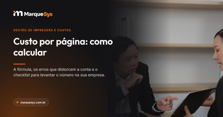 Duas profissionais analisando relatórios impressos em uma reunião sobre custos de impressão