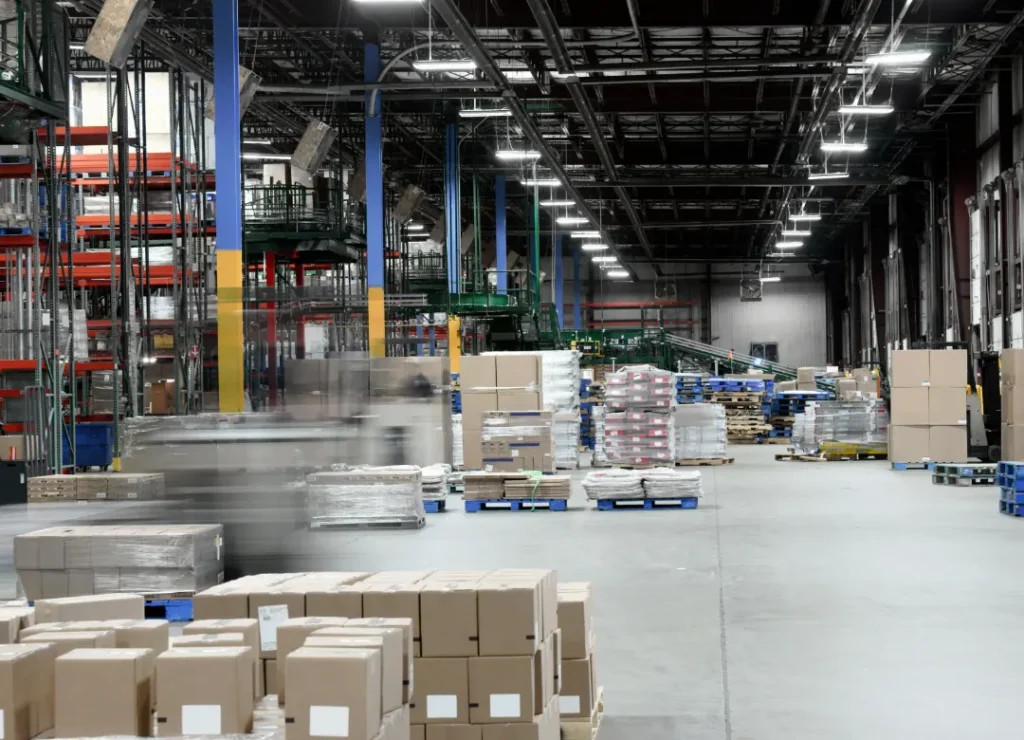 Centro de distribuição logístico com prateleiras, paletes e caixas: venda de equipamentos direto do distribuidor autorizado em Uberlândia