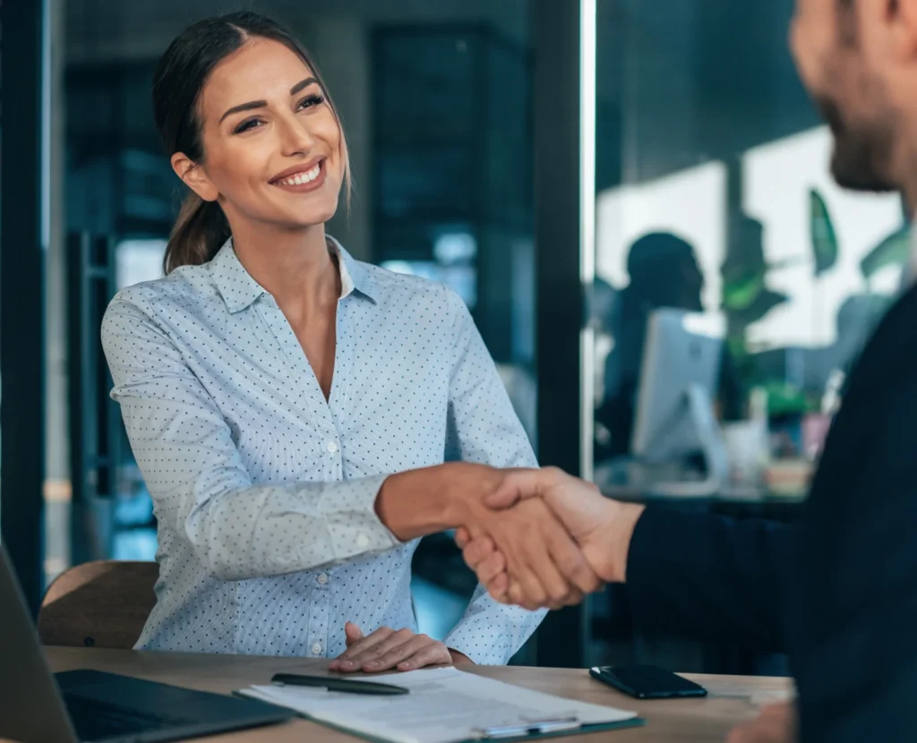 Equipe comercial da MarqueSys em reunião com cliente: locação de equipamentos para empresas em Uberlândia