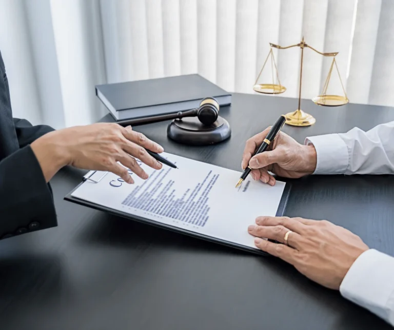 Advogado e cliente revisando um contrato impresso em escritório de advocacia: locação de impressoras da MarqueSys em Uberlândia