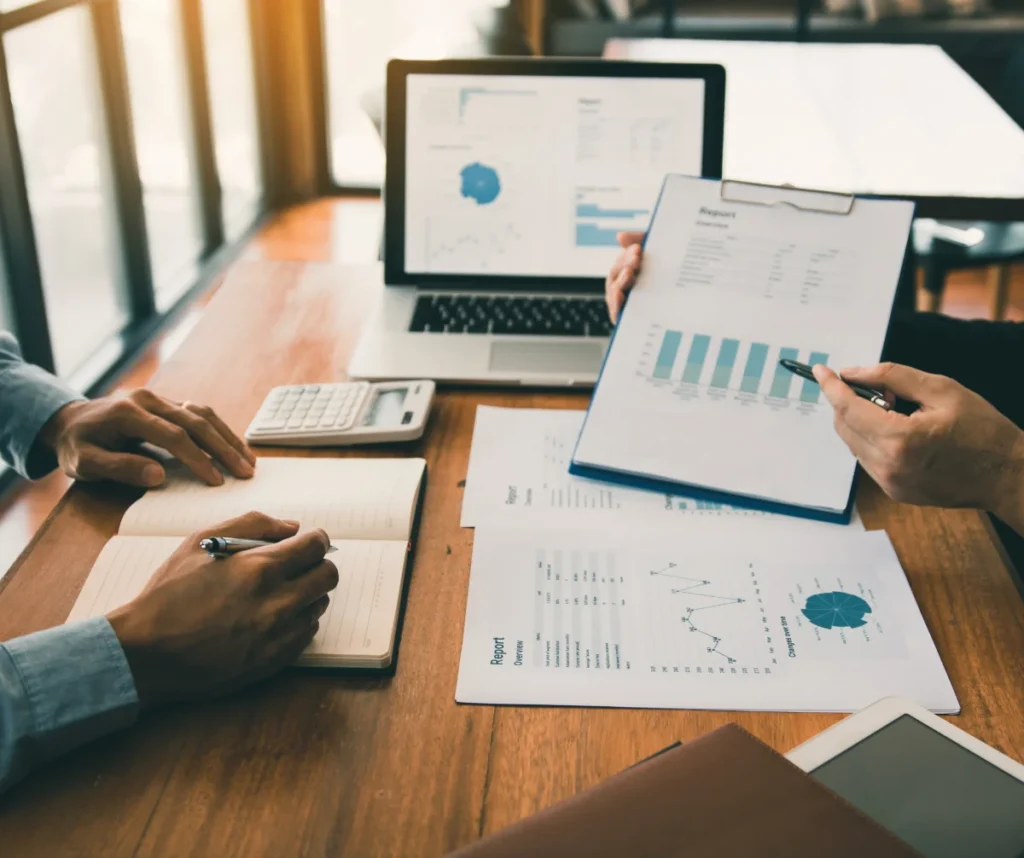 Profissionais analisando relatórios impressos em uma reunião de consultoria financeira