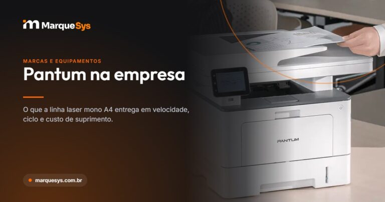Multifuncional laser monocromática Pantum em uso num escritório, com o painel de toque e uma folha impressa sendo retirada