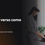 Arte do artigo sobre frente e verso como padrão, com uma profissional retirando a folha da impressora no escritório, sobre fundo escuro da MarqueSys