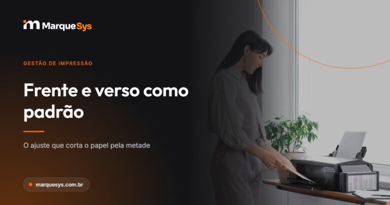 Arte do artigo sobre frente e verso como padrão, com uma profissional retirando a folha da impressora no escritório, sobre fundo escuro da MarqueSys