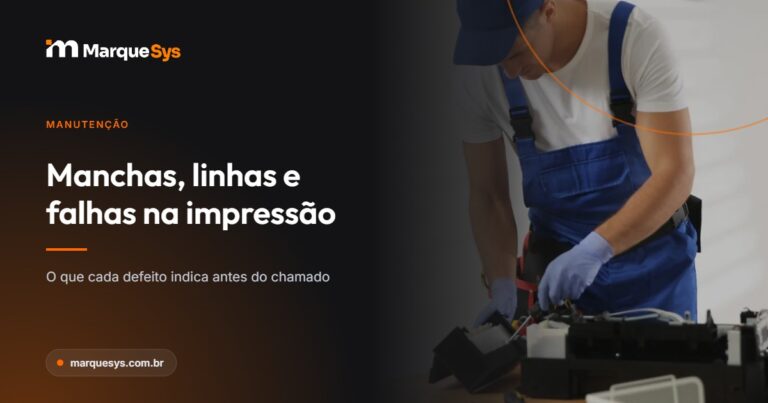 Arte do artigo sobre manchas, linhas e falhas na impressão, com técnico de luvas fazendo manutenção numa impressora aberta, sobre fundo escuro da MarqueSys
