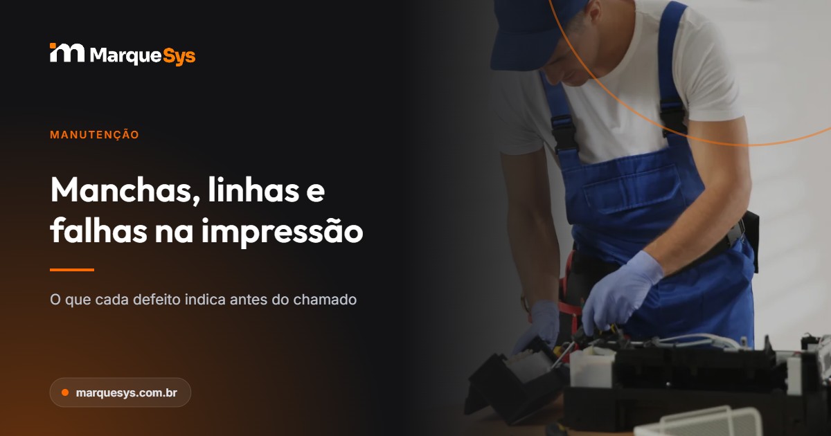Arte do artigo sobre manchas, linhas e falhas na impressão, com técnico de luvas fazendo manutenção numa impressora aberta, sobre fundo escuro da MarqueSys