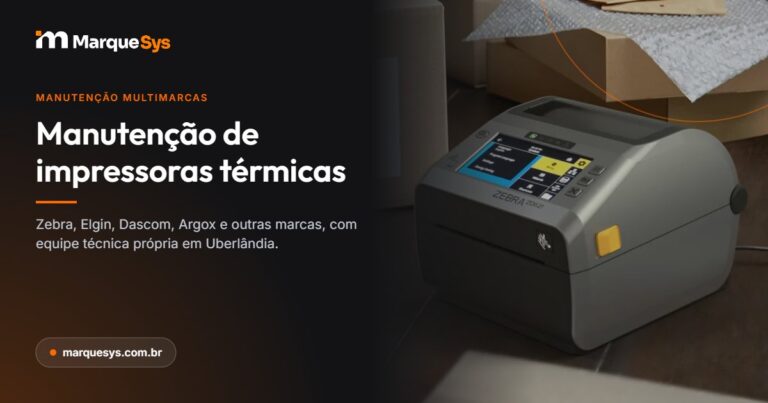 Impressora de etiquetas Zebra ZD621d numa bancada de expedição, ao lado de caixas e plástico-bolha, na arte do artigo sobre manutenção de impressoras térmicas da MarqueSys