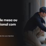 Arte do artigo que compara scanner de mesa e multifuncional com ADF, com técnico ajoelhado ao lado de uma multifuncional corporativa com alimentador automático, sobre fundo escuro da MarqueSys