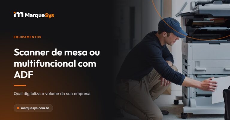 Arte do artigo que compara scanner de mesa e multifuncional com ADF, com técnico ajoelhado ao lado de uma multifuncional corporativa com alimentador automático, sobre fundo escuro da MarqueSys