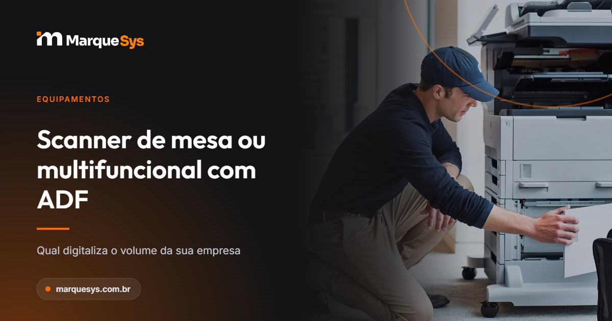Arte do artigo que compara scanner de mesa e multifuncional com ADF, com técnico ajoelhado ao lado de uma multifuncional corporativa com alimentador automático, sobre fundo escuro da MarqueSys